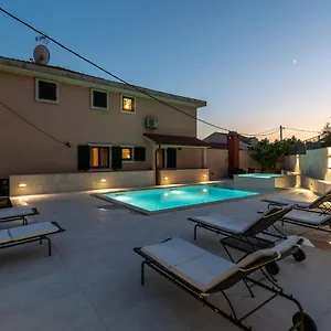 Apartment Lavandula With Heated Swimming Pool